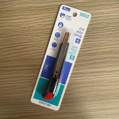 Pisau hitam dan merah dengan pisau yang bisa ditarik 86mm SK2