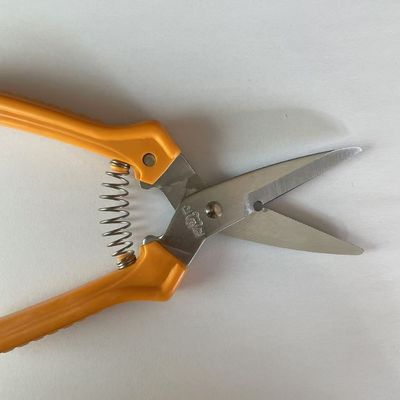 Gunting Multifungsi Dengan Pegangan Oranye Ergonomis