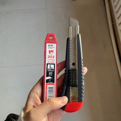 Pemotongan presisi dengan pemotong pisau 18 mm di perak dan ketebalan 0,5 mm