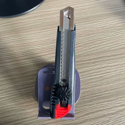 Dapatkan trim yang sempurna dengan pisau 18mm L702 dan panjang pisau 100mm untuk hasil profesional