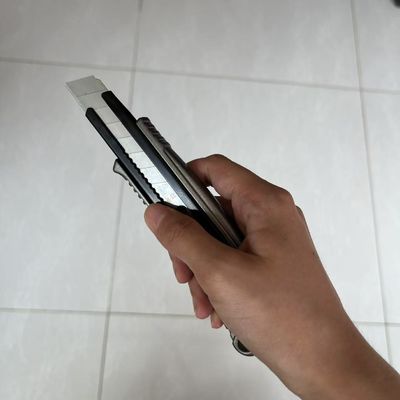 Pegangan Hitam Ekor Merah Pisau Utilitas Gypsum 18mm Aluminium Mata Pisau SK2 Serbaguna
