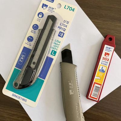 Anti-slip Grip 18mm pisau utilitas Blade Guard untuk penanganan yang aman 1 pisau utilitas termasuk