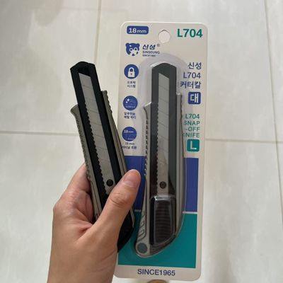 Pisau 18mm L704 dengan panjang pisau 100mm dan pisau aluminium SK2 yang tahan lama
