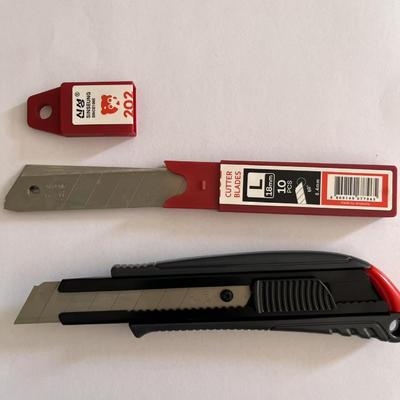 Pisau Cutter 18mm 8 Segmen 0.4 Mm Tebal