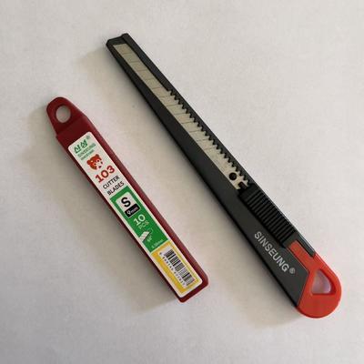 Pisau Pengaman 0.38mm Tebal 9mm Dapat Ditarik Baja Karbon Tinggi Isi Ulang untuk Pembungkus